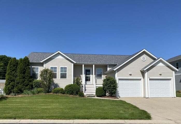 SHORT TERM RENTALS WELCOME! It's a boater's paradise at Island - Beach Home for sale in Saint Joseph, Michigan on Beachhouse.com