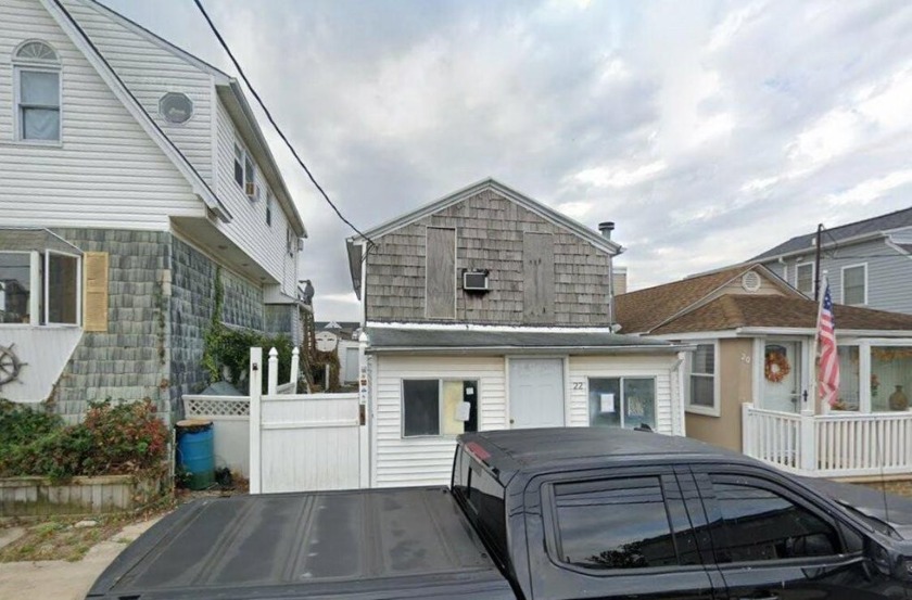 Welcome to this amazing fixer upper 1287 sq ft lovely 3 bedroom - Beach Home for sale in New York, New York on Beachhouse.com