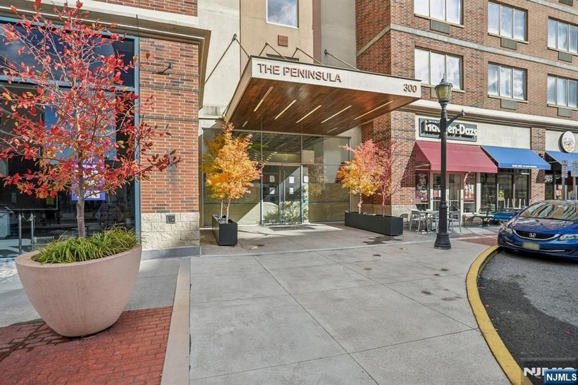 Beautifully kept and upgraded home in prestigious City Place - Beach Home for sale in Edgewater, New Jersey on Beachhouse.com