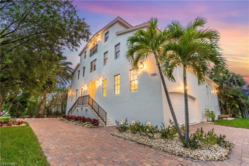 An exquisite home in the heart of Olde Naples. An expansive 6 - Beach Home for sale in Naples, Florida on Beachhouse.com