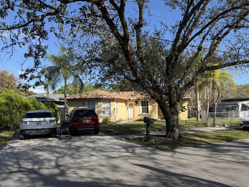 Rare opportunity in the heart of Hollywood! This spacious - Beach Home for sale in Hollywood, Florida on Beachhouse.com