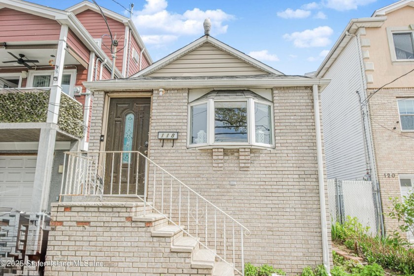 You know what they say--good things come in smart packages. This - Beach Home for sale in Staten Island, New York on Beachhouse.com