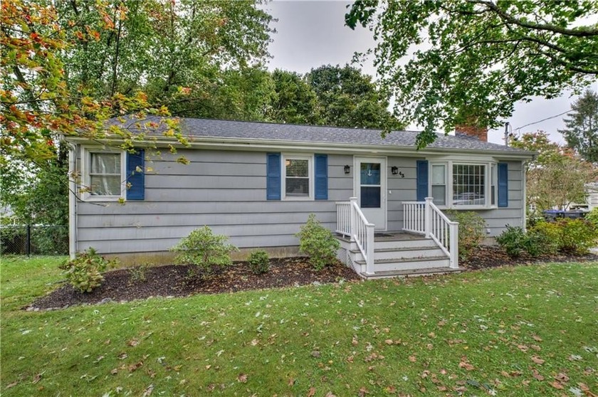 This charming 3 bedroom/2 bath ranch features a main level with - Beach Home for sale in Portsmouth, Rhode Island on Beachhouse.com