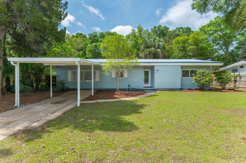 Beautifully updated home in Fort Walton Beach! Featuring fresh - Beach Home for sale in Fort Walton Beach, Florida on Beachhouse.com