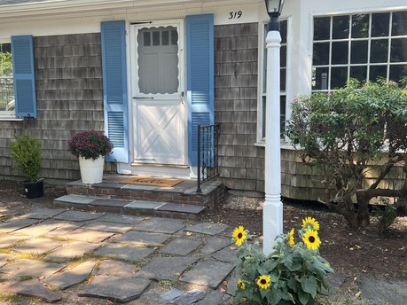 Newly refreshed and redone! This is a sweet home ready for a new - Beach Home for sale in Centerville, Massachusetts on Beachhouse.com