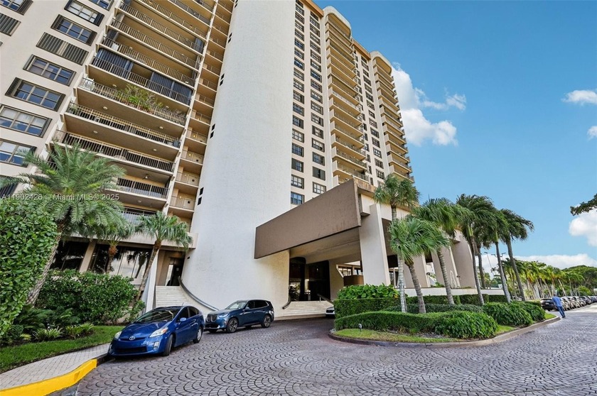 Beautifully remodeled 2BD/3BA residence at The Cricket Club in - Beach Condo for sale in Miami, Florida on Beachhouse.com