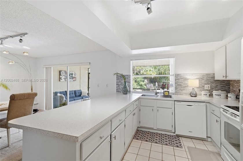 Huge 3 bedroom, 3 bathroom townhouse offering a bright, open - Beach Condo for sale in Coral Springs, Florida on Beachhouse.com