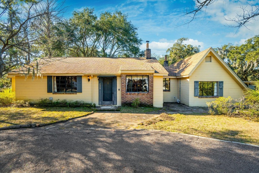 Welcome to 2000 Minott - A rare generational opportunity to - Beach Home for sale in Charleston, South Carolina on Beachhouse.com