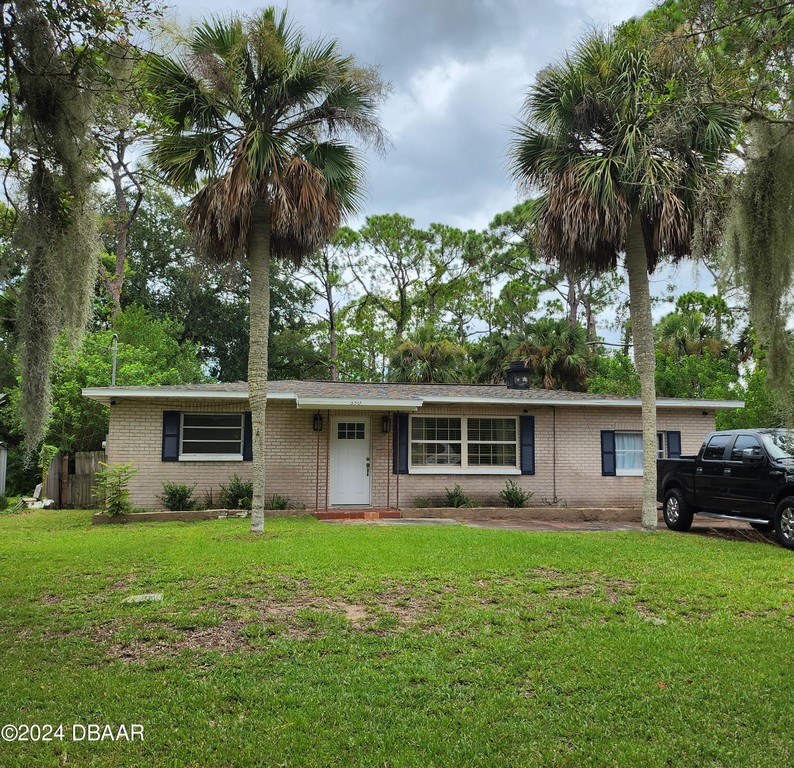 INVESTOR ALERT! NEEDS RENOVATION. Waterfront on shallow Canal in - Beach Home for sale in Ormond Beach, Florida on Beachhouse.com