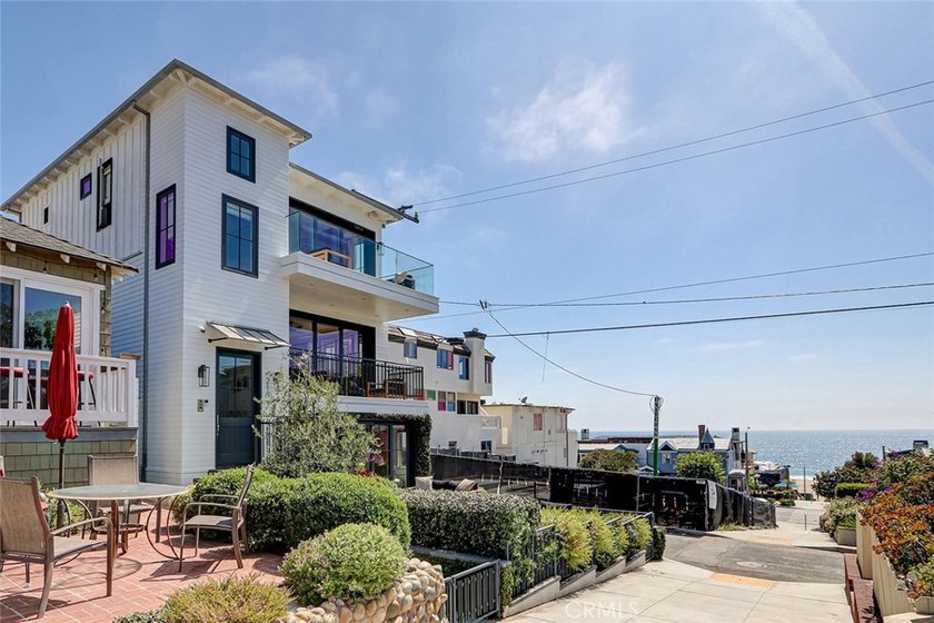 Welcome to 216 4th St! This quintessential beach home is ideally - Beach Home for sale in Manhattan Beach, California on Beachhouse.com