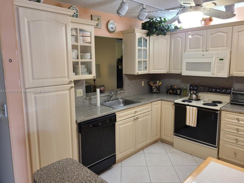 Beautiful very clean, well maintained, end unit, one car garage - Beach Townhome/Townhouse for sale in Boca  Raton, Florida on Beachhouse.com
