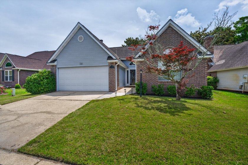 Located in the highly sought-after Fairway Lakes community of - Beach Home for sale in Niceville, Florida on Beachhouse.com