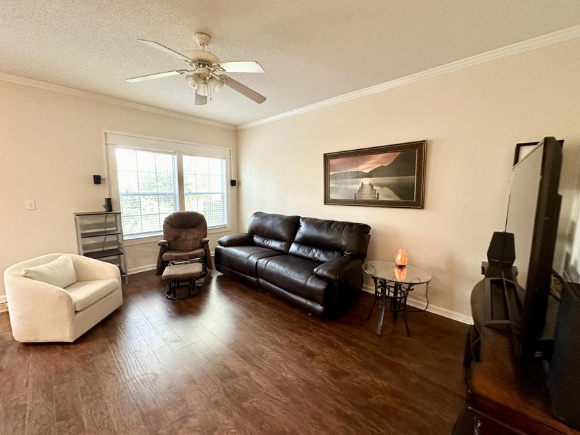 LESS THAN 10 MINUTES TO THE BEACH! This beautifully maintained - Beach Townhome/Townhouse for sale in Santa Rosa Beach, Florida on Beachhouse.com