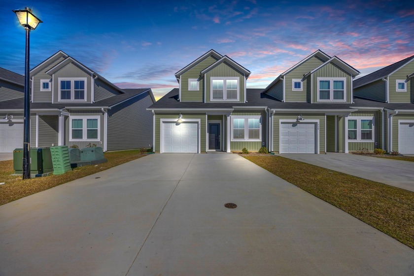 END UNIT TOWNHOME JUST OVER A YEAR OLD! This like-new 3 bedroom - Beach Townhome/Townhouse for sale in Myrtle Beach, South Carolina on Beachhouse.com