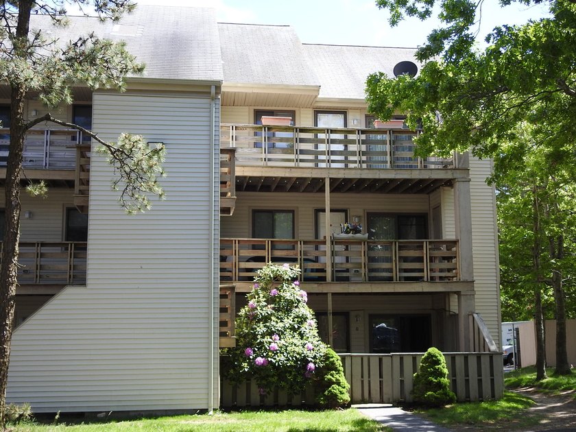 Cape Cross Roads pentouse! Desirable 3 bedroom, 2 full bath top - Beach Condo for sale in Hyannis, Massachusetts on Beachhouse.com