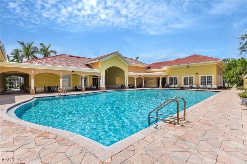 NO FLOOD ZONE, NO CDD, LOW HOA OF $367/MO THAT INCLUDES WATER & - Beach Condo for sale in Fort Myers, Florida on Beachhouse.com