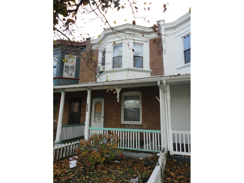 INVESTOR ALERT! This 3-bedroom, 1-bath row home needs a complete - Beach Home for sale in Atlantic City, New Jersey on Beachhouse.com