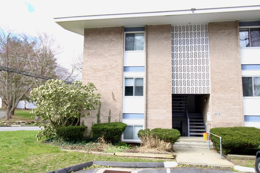 Freshly updated 2 bedroom condo conveniently located 1 mile from - Beach Condo for sale in New London, Connecticut on Beachhouse.com