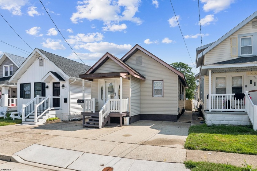 LOWEST PRICED SINGLE FAMILY ON THE ISLAND! Welcome to 219 N - Beach Home for sale in Ventnor, New Jersey on Beachhouse.com