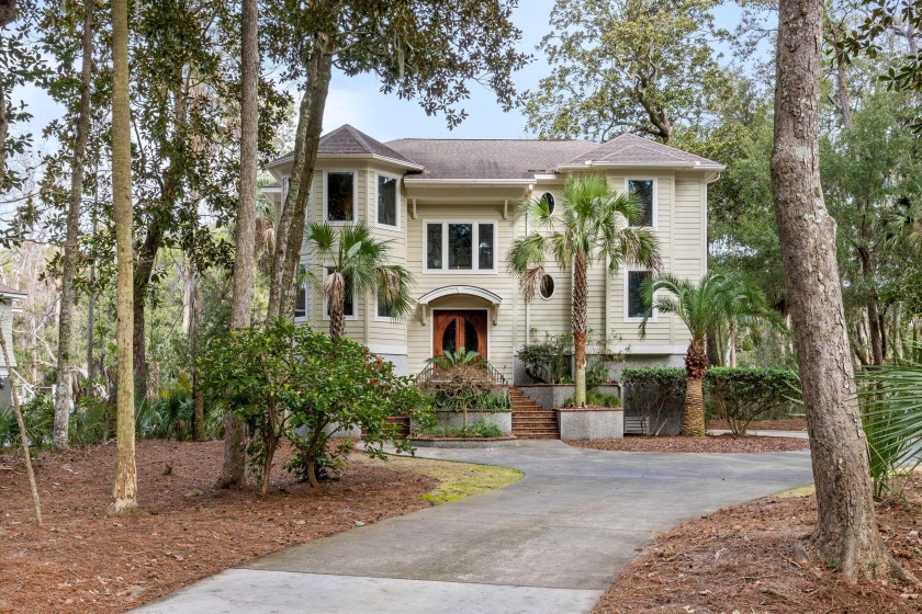 This lovely traditional home is located on the 12th green of - Beach Home for sale in Seabrook Island, South Carolina on Beachhouse.com
