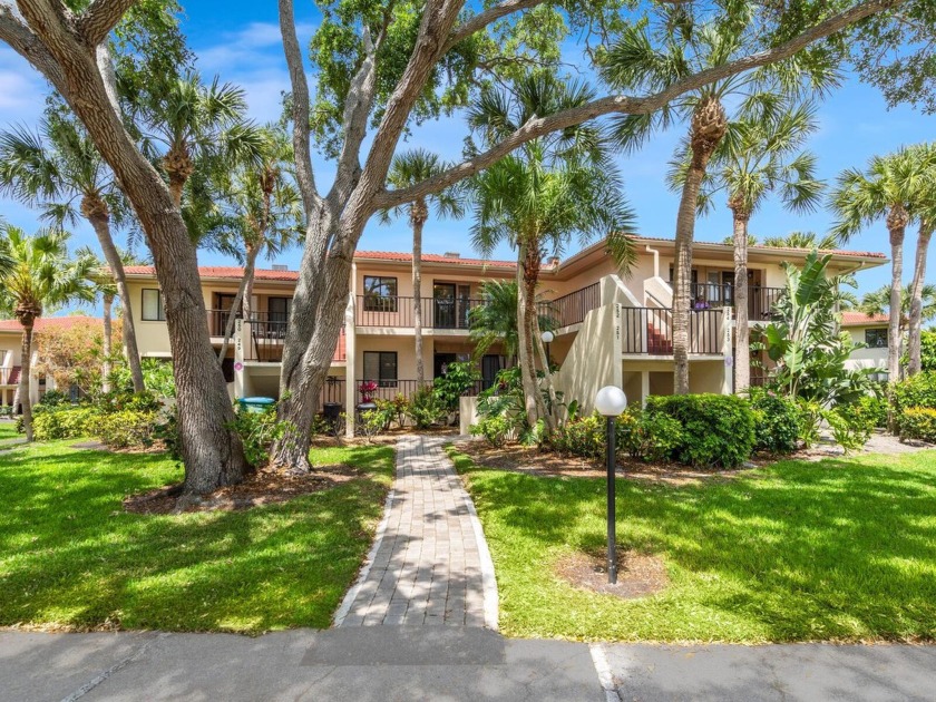 NO ASSESMENTS AND ROOFS DONE JUST YEARS AGO.--Get a PEEK OF THE - Beach Condo for sale in Bradenton, Florida on Beachhouse.com