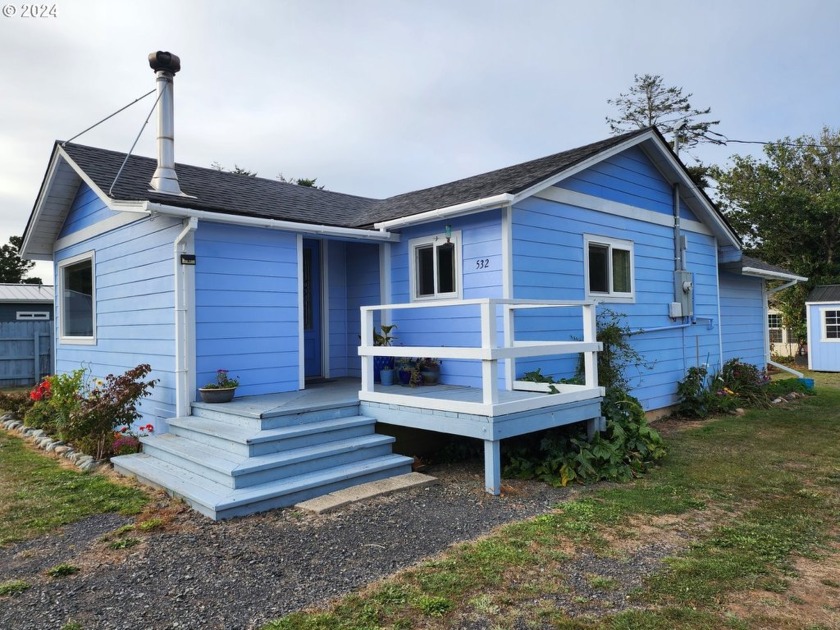 Welcome to your Cozy Coastal retreat! This well-maintained - Beach Home for sale in Port Orford, Oregon on Beachhouse.com