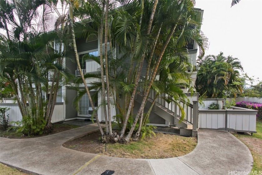 End unit w/huge courtyard provides added activity area plus - Beach Condo for sale in Honolulu, Hawaii on Beachhouse.com