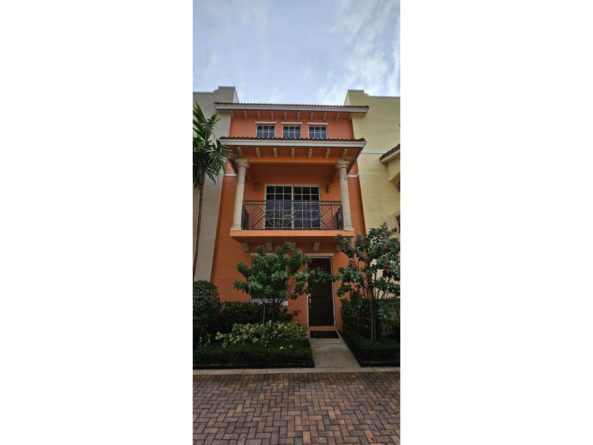 Beautifully updated 3 BR townhome in the heart of Lake Worth. Be - Beach Townhome/Townhouse for sale in Lake Worth Beach, Florida on Beachhouse.com