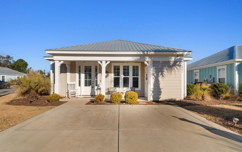 This charming 2-bedroom, 2-bath beach bungalow is one you'll - Beach Home for sale in North Myrtle Beach, South Carolina on Beachhouse.com