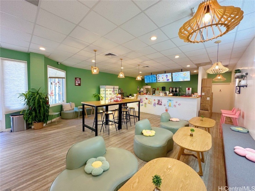 This well-established bakery and tea shop presents a remarkable - Beach Commercial for sale in Honolulu, Hawaii on Beachhouse.com