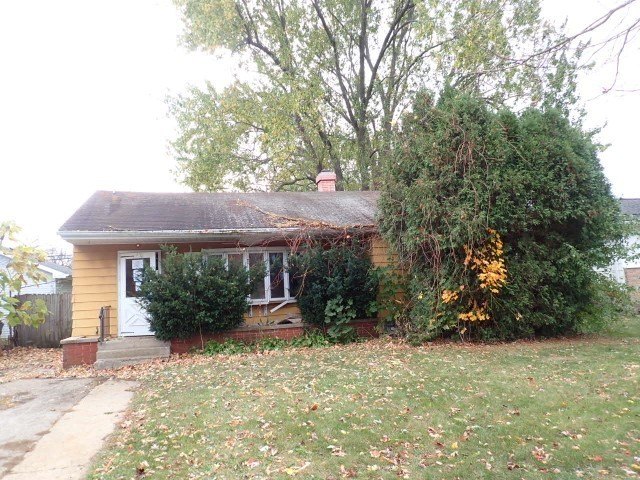 3 Bedroom/ 1 Bath Ranch home with an oversized back yard.  Home - Beach Home for sale in Winthrop Harbor, Illinois on Beachhouse.com