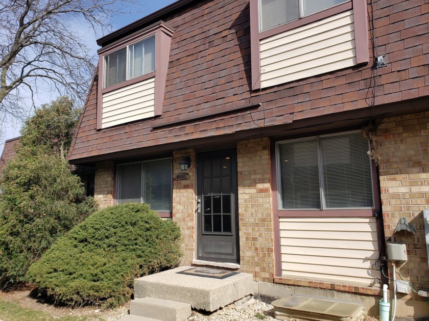 RARE FIND!!! Wonderful opportunity to own this rarely available - Beach Townhome/Townhouse for sale in Waukegan, Illinois on Beachhouse.com