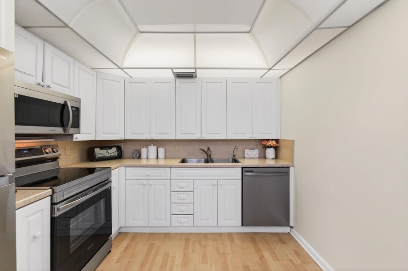 Beautiful, move in ready condo in the heart of Century Village - Beach Condo for sale in Boca Raton, Florida on Beachhouse.com