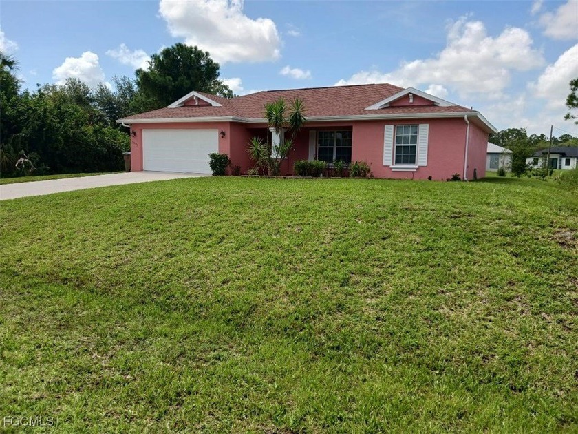 Stunning 3 bed 2 bath home situated in the heart of Lehigh Acres - Beach Home for sale in Lehigh Acres, Florida on Beachhouse.com