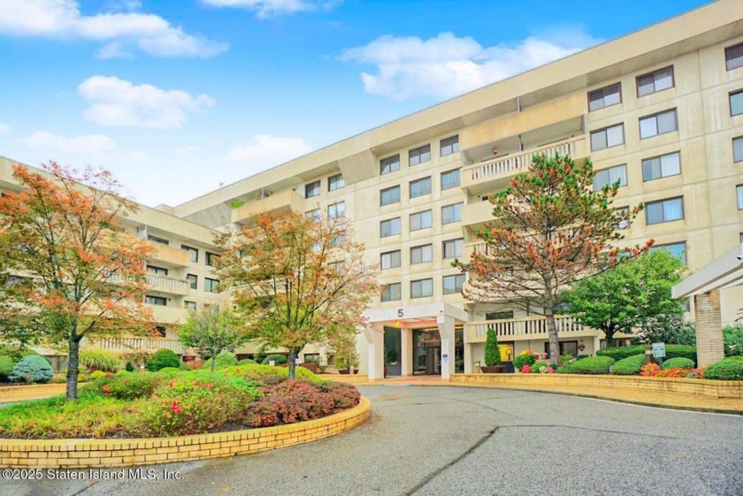 This beautifully maintained 1-bedroom condo-apartment offers a - Beach Apartment for sale in Staten Island, New York on Beachhouse.com