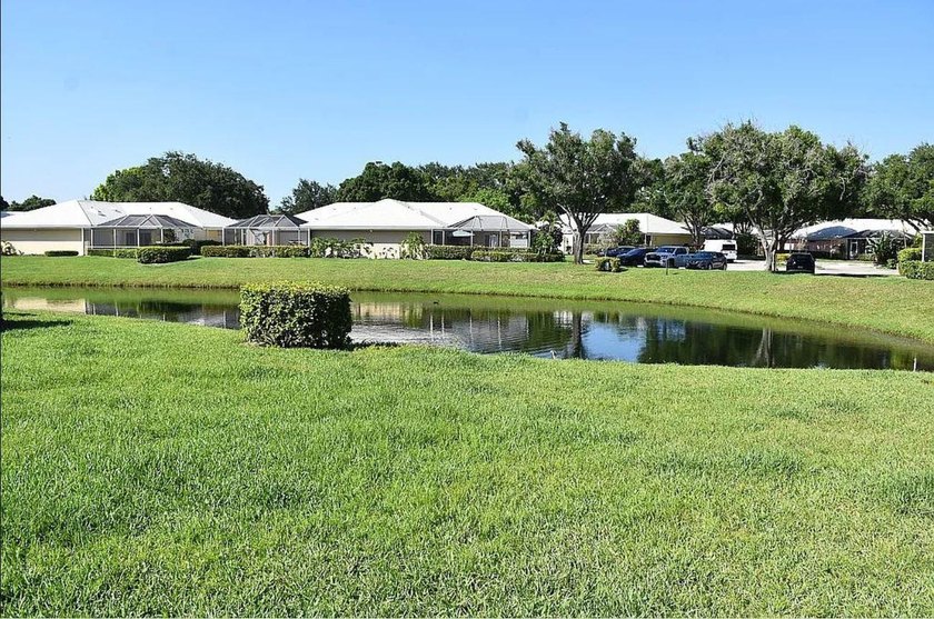 This beautifully remodeled townhome is one of the only - Beach Townhome/Townhouse for sale in Palm Beach Gardens, Florida on Beachhouse.com