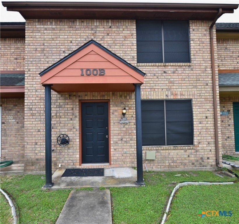 Investor-friendly opportunity in Brookhollow Estates! This - Beach Townhome/Townhouse for sale in Port Lavaca, Texas on Beachhouse.com