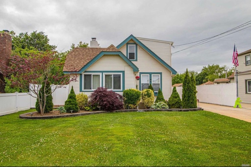 Immaculate WATERFRONT 4 Bedroom, 2 Full Bath on oversized - Beach Home for sale in Massapequa, New York on Beachhouse.com