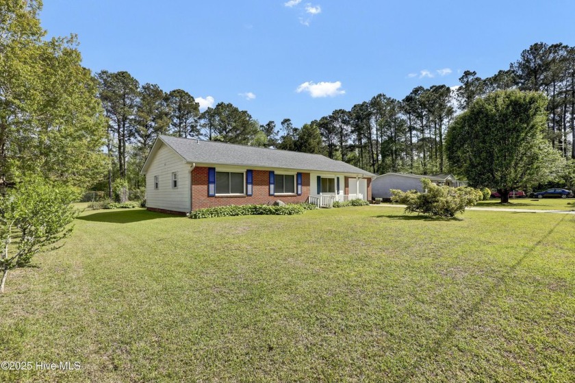 Charming ranch style home perfectly situated on a spacious 0 - Beach Home for sale in Sneads Ferry, North Carolina on Beachhouse.com