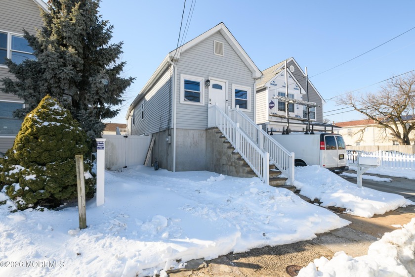 You will be delighted when you enter this light, bright and - Beach Home for sale in Keansburg, New Jersey on Beachhouse.com