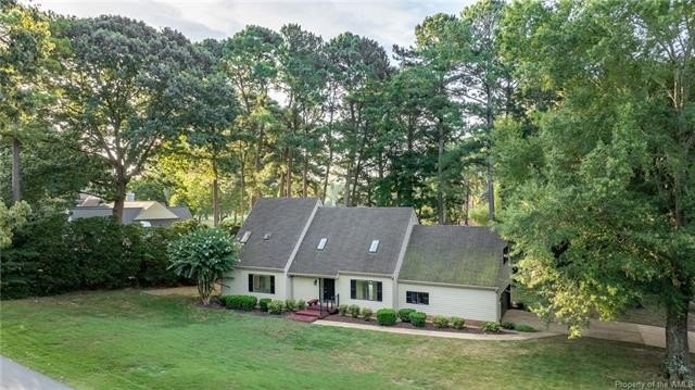 Welcome to this delightfully contemporary home, privately - Beach Home for sale in Williamsburg, Virginia on Beachhouse.com