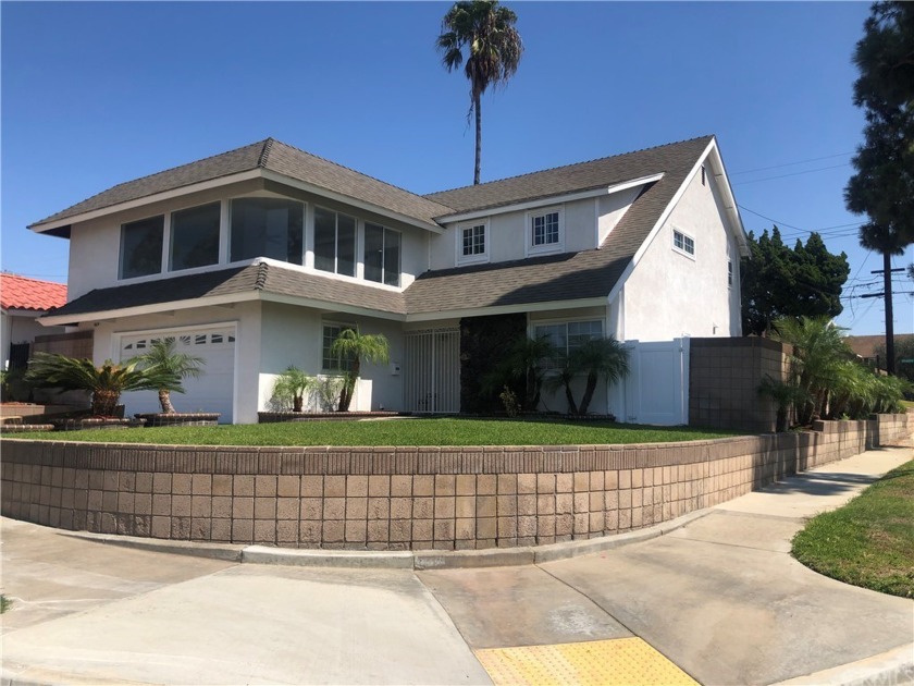 Beautiful two story *Entertainment* home. 4 bedrooms, 1 Full, 2 - Beach Home for sale in Carson, California on Beachhouse.com