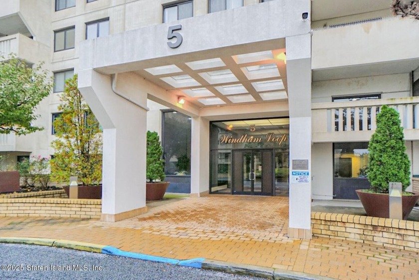 This beautifully maintained 1-bedroom condo-apartment offers a - Beach Apartment for sale in Staten Island, New York on Beachhouse.com