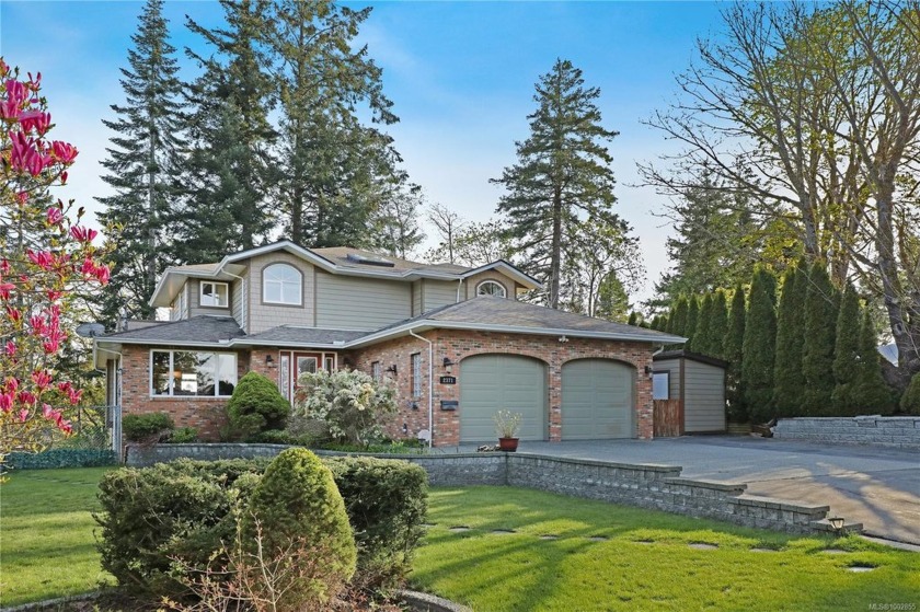 Majestic Riverfront, 3,700sq. ft residence on 0.56 acre, in - Beach Home for sale in Campbell River,  on Beachhouse.com