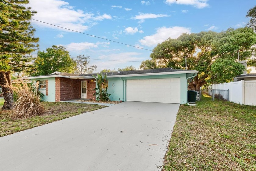Central Dunedin 2-bedroom, 1 3/4 -bath home with a 2-car garage - Beach Home for sale in Dunedin, Florida on Beachhouse.com