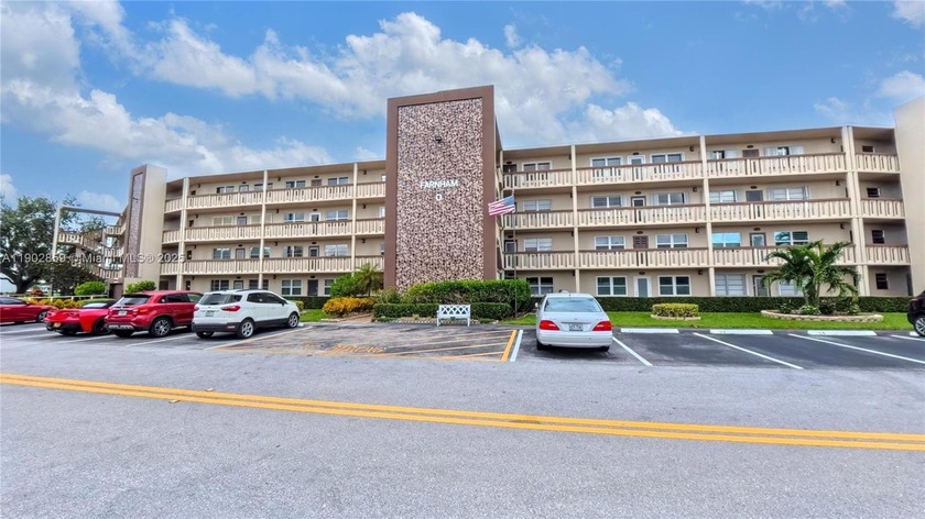 Beautifully well maintained 2/2 penthouse unit with no neighbors - Beach Condo for sale in Deerfield Beach, Florida on Beachhouse.com