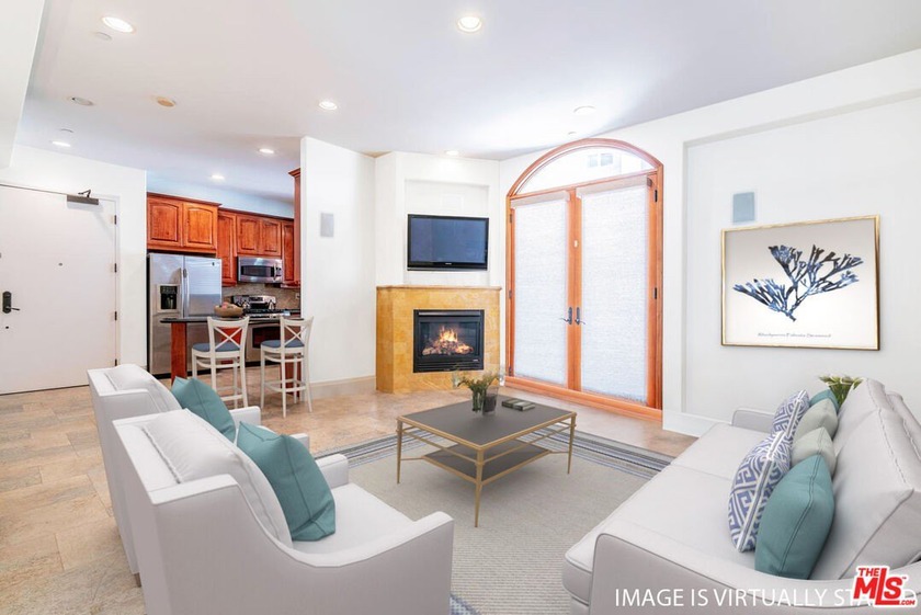 Quiet, luxurious single-level 2 + 2 unit in a beautiful - Beach Condo for sale in Pacific Palisades, California on Beachhouse.com