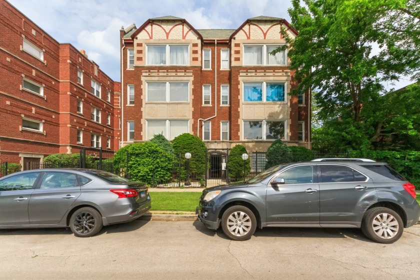 Hello! This magnificent residential multi-unit building in the - Beach Commercial for sale in Chicago, Illinois on Beachhouse.com