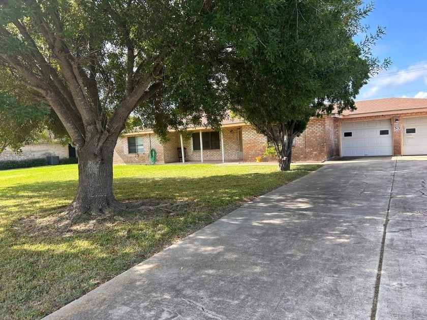 This Town of Laguna Vista home offers four bedrooms, two - Beach Home for sale in Laguna Vista, Texas on Beachhouse.com