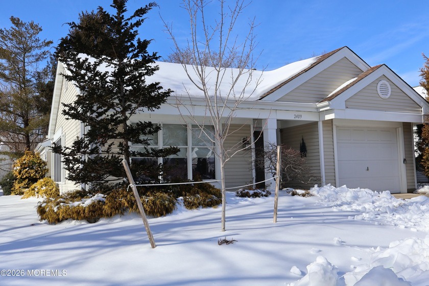 Enjoy easy living in Greenbriar Woodlands, a 55+ gated community - Beach Home for sale in Toms River, New Jersey on Beachhouse.com